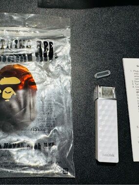 SanDisk White USB Flash Drive - 16GB Portable Storage